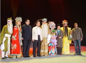 河南省政協(xié)主席王全書、著名豫劇表演藝術(shù)家王希玲、著名戲劇評(píng)論家荊樺、著名戲曲教育家《訪帥出征》導(dǎo)演李志遠(yuǎn)與主要演員合影